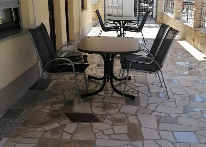 شقة Carera